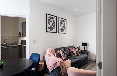 Bury Apartamento | Clean Lines & Cozy Vibes: Refined 2BR Flat in Bury
