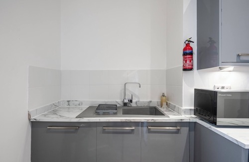 Bury Apartamento | Clean Lines & Cozy Vibes: Refined 2BR Flat in Bury