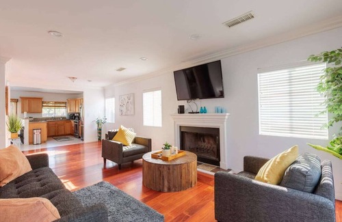 Reseda Casa | Clean Los Angeles Home with Pool, Air Conditioning, Fast Wifi Internet, Smart TV