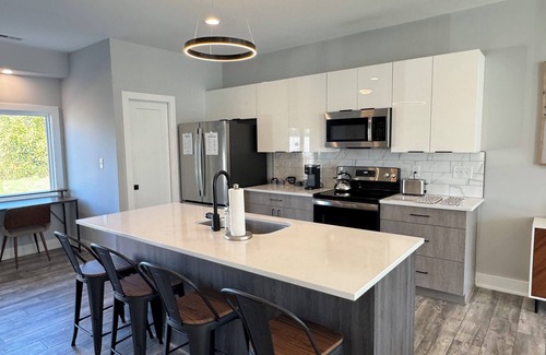 Lynchburg Casa | Clean luxury home near Liberty University and downtown. Quiet neighborhood,