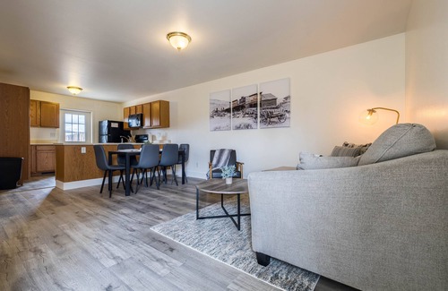 Cody Casa | Clean, Modern! 3 Bedrooms, River, Downtown