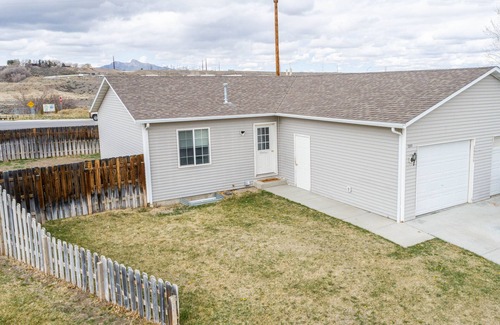 Cody Casa | Clean, Modern! 3 Bedrooms, River, Downtown