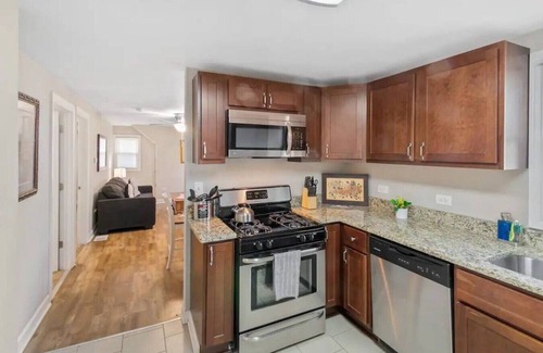 Libertyville Apartamento | Clean & Modern Apt DT Libertyville near Naval Base