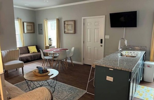 Valdosta Casa | Clean Modern Deco Apt 1 BR 1 Bath Near Everything