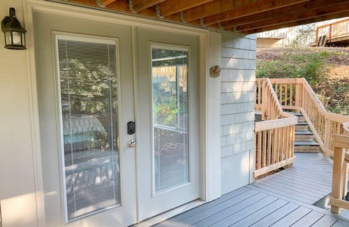 Western Apartamento | Clean, Modern Guest Suite in the Hills with Large Kitchen and Private Deck