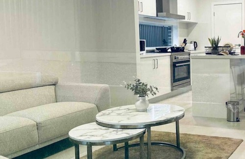 Leppington Casa | Clean Modern House suits 4-6 people