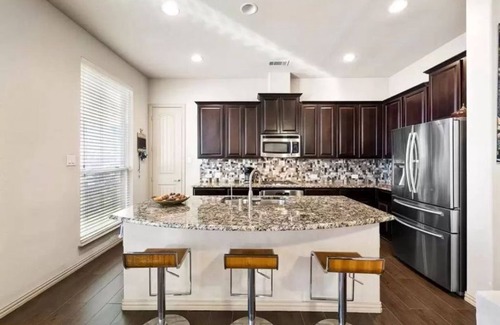 Lewisville Casa | Clean Modern Spacious Open, King bed in peaceful neighborhood,Near DFW Airport
