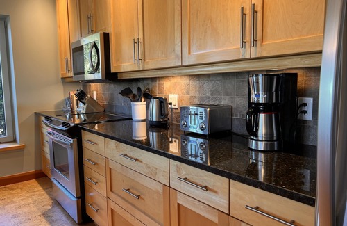 Ucluelet Condominio | Amplio, moderno y bien configurado condominio Harborside moderno en Ucluelet relajante