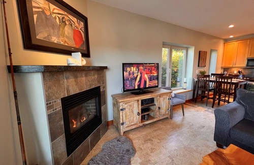 Ucluelet Condominio | Amplio, moderno y bien configurado condominio Harborside moderno en Ucluelet relajante