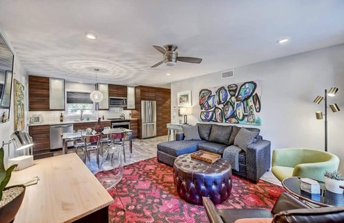 Cherry Condominio | 510 Queens 101: Stylish Home near Myers Park