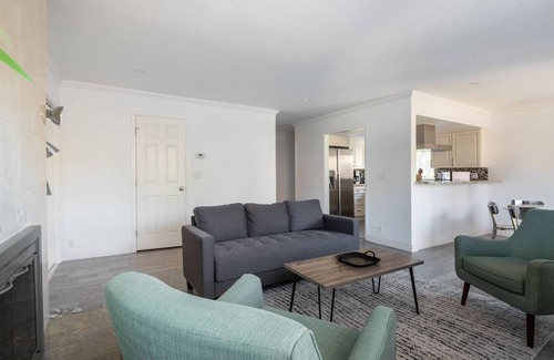 Downtown North Casa | Clean Palo Alto 3BR w/ Backyard, nr Caltrain & Dining, by Blueground
