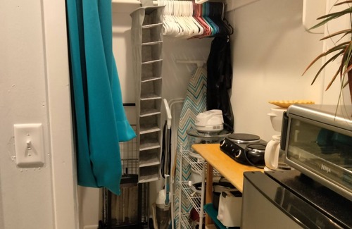 Disston Heights Apartamento | Clean, Queen, Kitchenette, Private Patio with Seating & Dining, On-Site Parking.