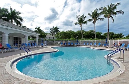 Heritage Palms Condominio | Clean, Quiet, Close to beach, Heated pool & covered Lanai with attached garage