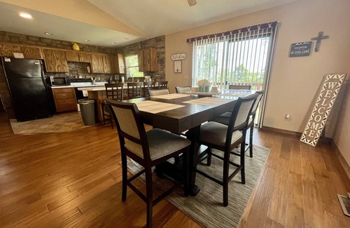 Theodosia Cabina | Clean, Spacious, Cozy Cabin, Less than 1/2 to Marina, Sleeps 8, Cell Service