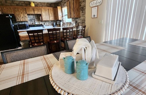 Theodosia Cabina | Clean, Spacious, Cozy Cabin, Less than 1/2 to Marina, Sleeps 8, Cell Service
