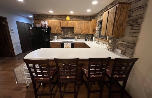 Theodosia Cabina | Clean, Spacious, Cozy Cabin, Less than 1/2 to Marina, Sleeps 8, Cell Service