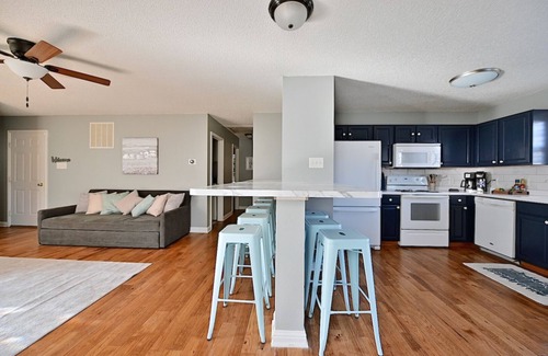 Wayne Casa | Clean Spacious Home | 3 Bedrooms | Close to Airport