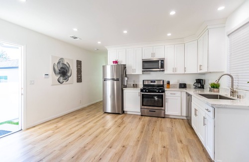 North Hollywood Casa | Hermosa casa nueva de 2 camas / 2 baños