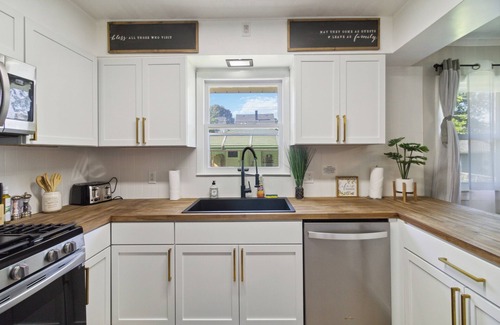 Joslyn Castle Casa | Clean Stylish Omaha Midtown Abode