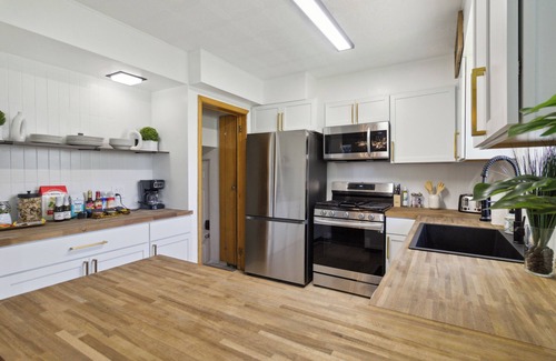 Joslyn Castle Casa | Clean Stylish Omaha Midtown Abode