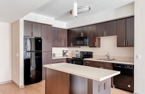 Contra Costa Centre Apartamento | Clean Walnut Creek 2BR w/ Sundeck, Pool & Gym, nr BART, by Blueground