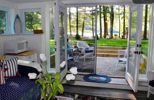 Plymouth Apartamento | Clear Pond Suite, un apacible estudio frente al estanque con capacidad para 4 personas.