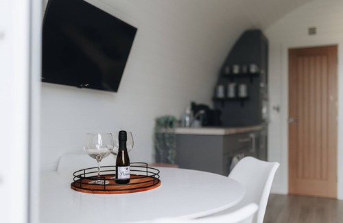 New Moat Cabina | Cleddau - Glamping Pod with Hot Tub Sleeping up to 4 Guests