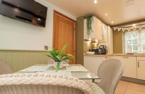 Sandsend Cabaña | CLEMATIS COTTAGE, pet friendly, character holiday cottage in Whitby
