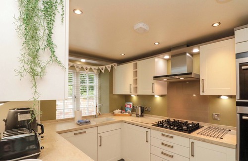 Sandsend Cabaña | CLEMATIS COTTAGE, pet friendly, character holiday cottage in Whitby