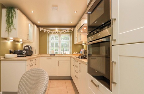 Sandsend Cabaña | CLEMATIS COTTAGE, pet friendly, character holiday cottage in Whitby