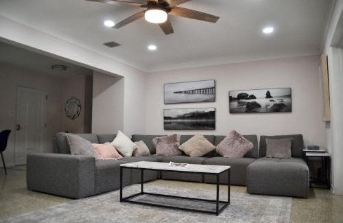 Arlington Park Casa | Clematis House near Arlington Park with Heated Pool
