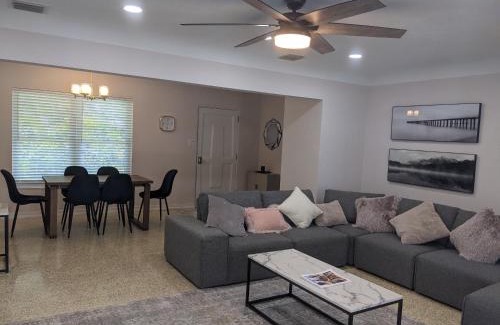 Arlington Park Casa | Clematis House near Arlington Park with Heated Pool