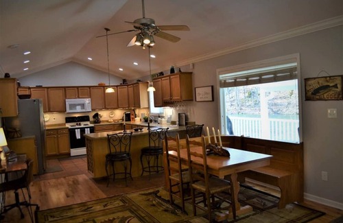 Bristol Casa | Cleo's Place Pappaw's Fishing Pad #4