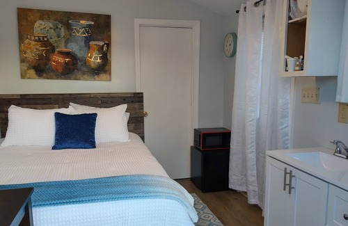 Ronda Cabina | Cleo's Village, Blue Ridge Mountain Tiny House Village Cabin by Redawning