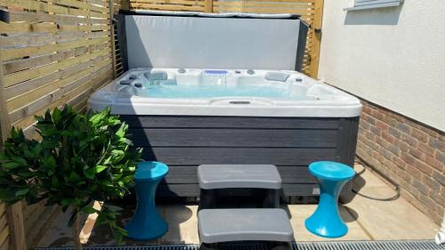 Saltdean Casa | Cliff Top Heights-Beach front house near Brighton