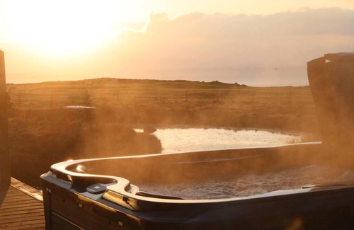 Ballycastle Cabina | Cliff Top Retreat with Private Hot tub (Cab1)
