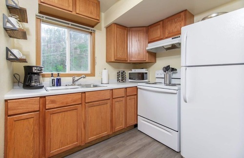 Rimrock Apartamento | *Cliff View Apts #4*Private Balcony*Lakes Nearby*