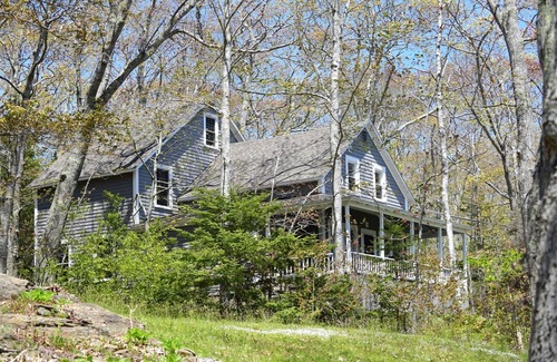 Chamberlain Casa | Cliffhanger Cottage- Perched high on a hill overlooking the open ocean