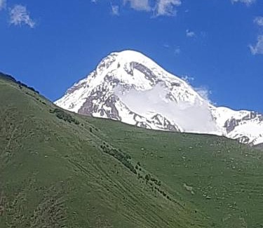 Stepantsminda Chalet De Esquí | Cliffside cottage Kazbegi