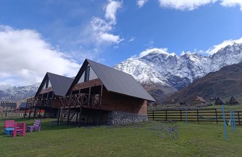 Stepantsminda Chalet De Esquí | Cliffside cottage Kazbegi