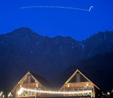 Stepantsminda Chalet De Esquí | Cliffside cottage Kazbegi