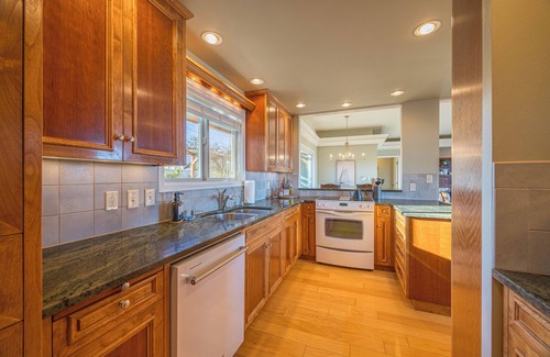 Port Angeles East Casa | Cliffside Rest, w/ Oceanfront Views near Olympic National Park + Jacuzzi & Grill