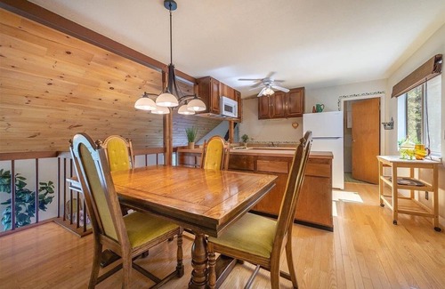 Tahoe National Forest Cabina | Cliffside Retreat with River Views and Starry Skies