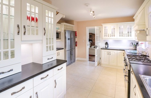 Tully Cabaña | CLIFFTOP HAVEN, family friendly in Tully, County Galway