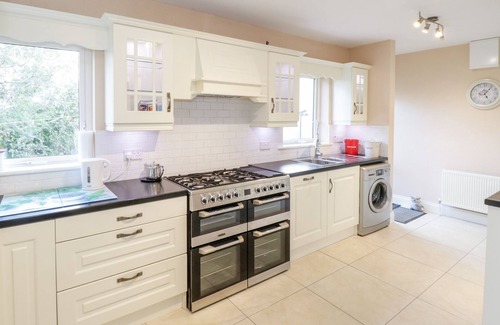 Tully Cabaña | CLIFFTOP HAVEN, family friendly in Tully, County Galway