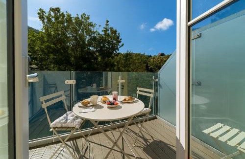Lynmouth Apartamento | Clifftop Watch, River View and Balcony, 1 BR, Parking, Beach 10 min walk