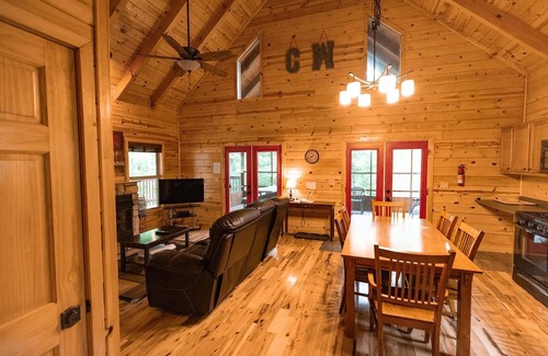 Rogers Cabina | Cliffview Resort Cabin with Hot Tub, Wi-Fi, Awesome Screened Porch, Gas Grill.