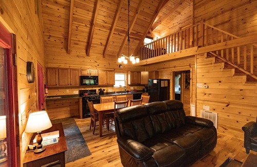 Rogers Cabina | Cliffview Resort Cabin with Hot Tub, Wi-Fi, Awesome Screened Porch, Gas Grill.