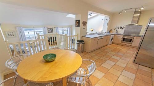 Putsborough Apartamento | Clifton Court Apt 15 with Indoor Heated Pool