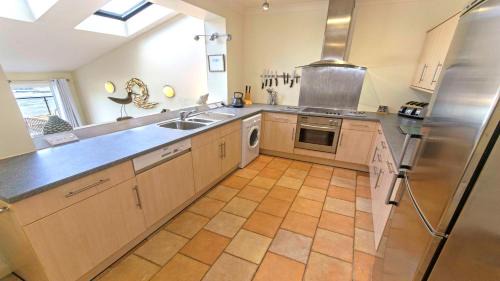 Putsborough Apartamento | Clifton Court Apt 15 with Indoor Heated Pool
